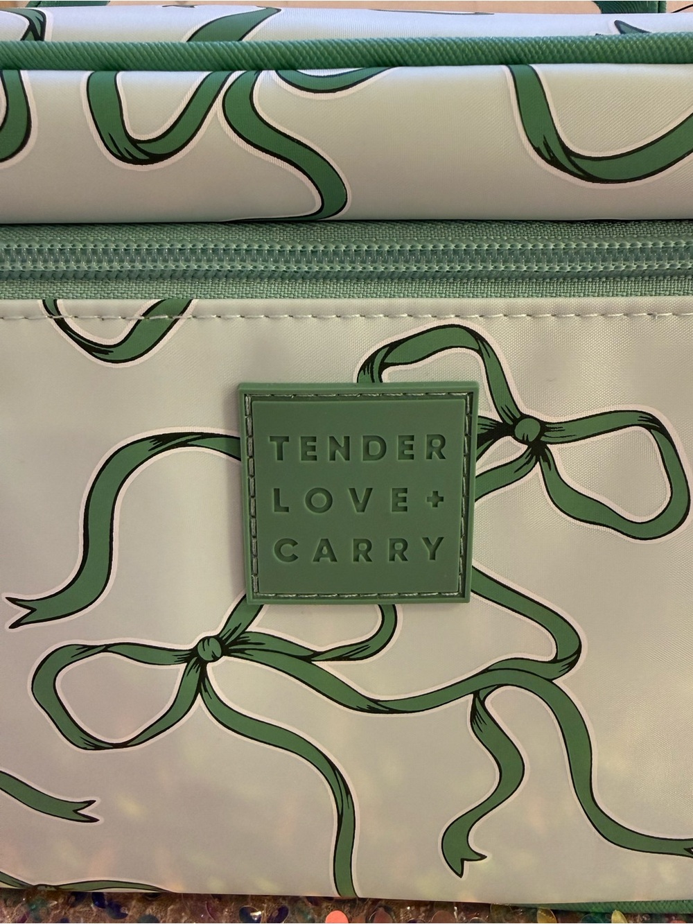 NWT Tender Love + Carry Travel Vanity Bag in “Green Bows” Pattern - Picture 6 of 12